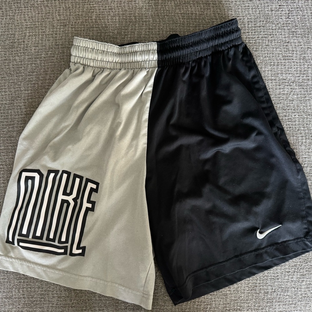 Nike Men's Two-Tone Black and Gray Athletic Shorts